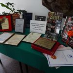 Wystawa pamiątek otrzymanych z okazji 50-lecia Szkoły Podstawowej nr 4 w Grajewie