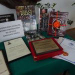 Wystawa pamiątek otrzymanych z okazji 50-lecia Szkoły Podstawowej nr 4 w Grajewie