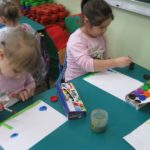 Przedszkolaki malują Ziemię