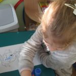 Dziewczynka maluje Ziemię