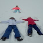 zabawy uczniów na śniegu