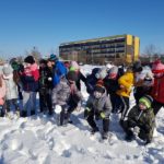 zabawy uczniów na śniegu