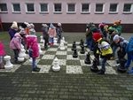 Klasa I b gra w szachy