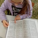 Uczniowie pracują ze słownikami