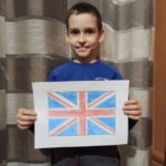 Uczeń trzyma narysowaną flagę Anglii