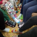 Światowy Dzień osób z zespołem Downa - stopy w skarpetach