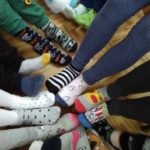 Światowy Dzień osób z zespołem Downa - stopy w skarpetach