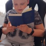 dziecko czyta Biblię