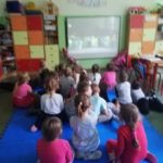 Przedszkolaki oglądają przedstawienie teatralne
