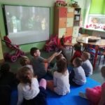 Przedszkolaki oglądają przedstawienie teatralne