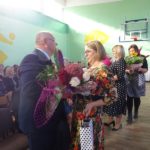 Przewodnicząca Rady Rodziców składa życzenia i wręcza kwiaty dyrektorowi szkoły