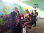 Przewodnicząca Rady Rodziców wręcza kwiaty dyrektorowi szkoły