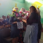 Przedstawicielki Rady Rodziców składają życzenia i wręczają kwiaty zastępcom dyrektora szkoły