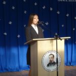 Przewodnicząca Samorządu Uczniowskiego składa życzenia nauczycielom i pracownikom szkoły