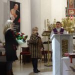 Przewodnicząca Rady Miasta Grajewo i wicedyrektor szkoły dziękują księdzu za odprawienie mszy