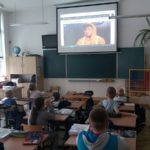 Uczniowie oglądają przedstawienie teatralne online