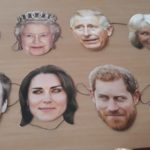 Maski z twarzą członków rodziny królewskiej