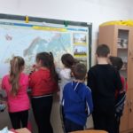 Dzieci analizują mapę