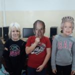 Dzieci w maskach z twarzą członków rodziny królewskiej