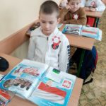 Uczeń czyta z podręcznika tekst o niepodległości Polski