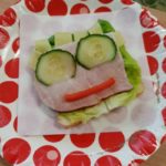 Zdrowa kanapka z warzywami na talerzu