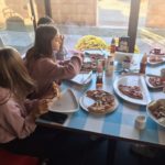 Dziewczęta jedzą pizzę