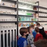 Dzieci oglądają eksponaty w Muzeum Mleka w Grajewie