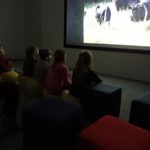Dzieci oglądają filmik w Muzeum Mleka w Grajewie