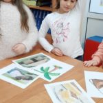 Dzieci oglądają ilutsracje z wierszy poetów