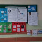Wyeksponowane plakaty o mateykach opracowane przez uczniów
