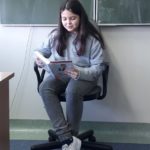 Uczennica czyta książkę Najnowsze przygody Mikołajka