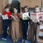 Dzieci czytają ulubione książki
