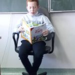 Chłopiec czyta