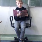 Chłopiec czyta