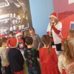Dzieci słuchają pracownika Muzeum Mleka w Grajewie