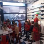 Dzieci oglądają eksponaty w Muzeum Mleka w Grajewie