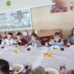 Przedszkolaki jedzą posiłek