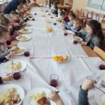 Przedszkolaki spożywają wspólny posiłek przy stole