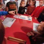 Dzieci czytają plansze w Muzeum Mleka w Grajewie