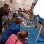 Zwiedzający oglądają eksponaty w Muzeum Mleka w Grajewie