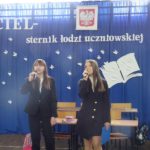 Dwie uczennice śpiewają dla nauczycieli
