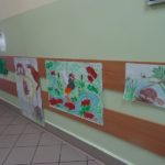 Wystawa na korytarzu eksponująca plakaty dotyczące parków Podlasia
