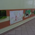 Wystawa na korytarzu eksponująca plakaty dotyczące parków Podlasia