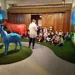 Uczniowie słuchają przewodnika Muzeum Mleka w Grajewie