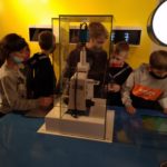 Ucznioie przy mikroskopie