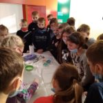 Uczniowie eksperymentują w Muzeum Mleka w Grajewie