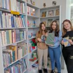 Trzy uczennice z książkami o matemtykach wypożyczonymi z biblioteki szkolnej