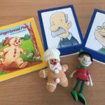 Książka The Gingerbread Man. Obok leżą rysunki babci i dziadka oraz maskotki
