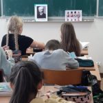 Uczniowie w klasie patrzą na zdjęcie Piotra Czajkowskiego