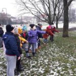 Dzieci karmią ptaki w Parku Solidarności w Grajewie